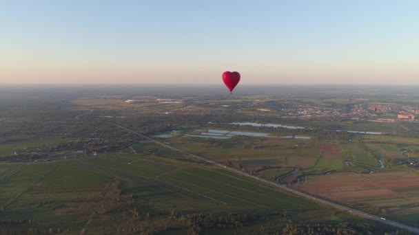 Gorące powietrze balon kształt serca na niebie - Materiał filmowy, wideo