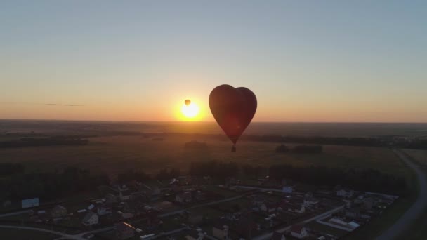 Hőlégballon alakú szív az égen - Felvétel, videó