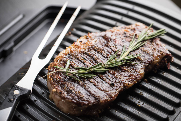 Steak cooking on grill grid - Zdjęcie, obraz