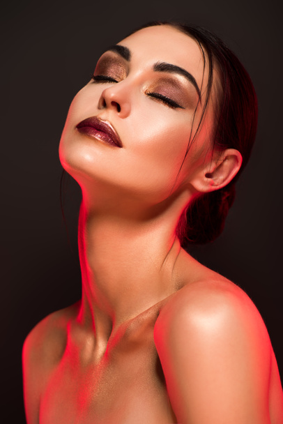Portret van naakt sensuele meisje met make-up geïsoleerd op grijs, rood getinte foto - Foto, afbeelding