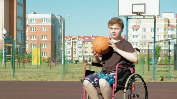 Engelli adam basketbol onun tekerlekli sandalye, açık hava yapmak 4 k oynarken bir çaba çalış - Video, Çekim