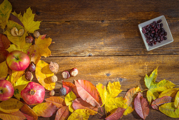 Herbst Stillleben Konzept Hintergrund. Herbstlaub, Ernte-Leckereien auf Tischplatte. Raum für Text, Dankpostkarte - Foto, Bild