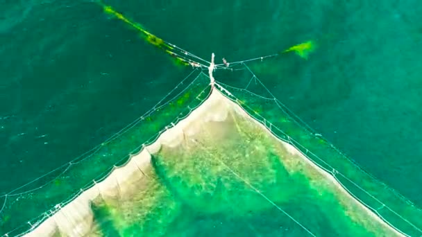 Varna, Bulgaristan, hava uçak görünümünde Karadeniz kıyısında balık ağlarına deniz suyundaki yakınındaki. - Video, Çekim