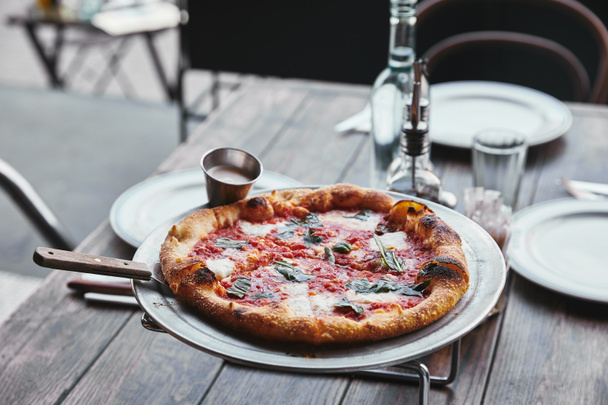 plan rapproché de la délicieuse pizza margherita sur un plateau métallique au restaurant
 - Photo, image
