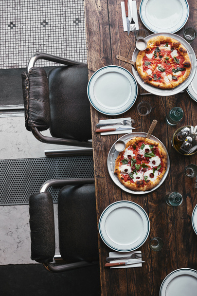 ylhäältä eri herkullista pizzaa tarjottimilla ravintolassa
 - Valokuva, kuva