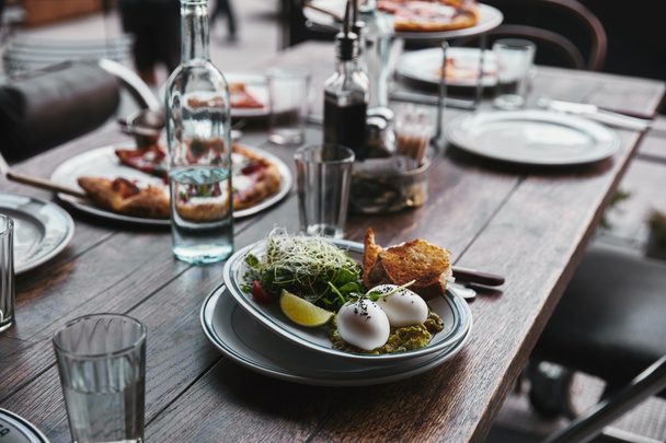 salada saudável e pizza na mesa no restaurante moderno
 - Foto, Imagem