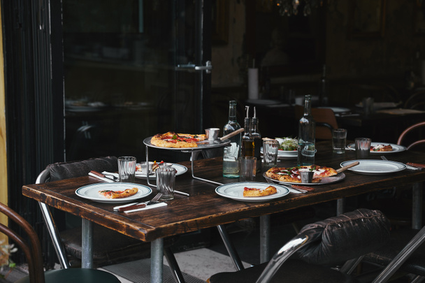 delizioso pasto sul tavolo rustico al ristorante moderno
 - Foto, immagini