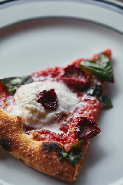 白いプレートにおいしいピザ マルゲリータのクローズ アップ ショット - 写真・画像
