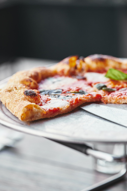 close-up shot of freshly baked pizza margherita on tray - Фото, зображення