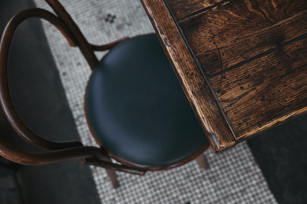 vista de alto ângulo de mesa de madeira vintage e cadeira de pé no restaurante
 - Foto, Imagem