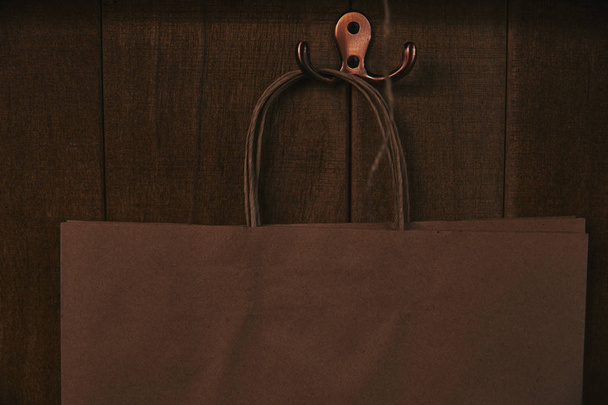 κοντά shot της κενό χαρτί τσάντα που κρέμεται στον ξύλινο τοίχο - Φωτογραφία, εικόνα
