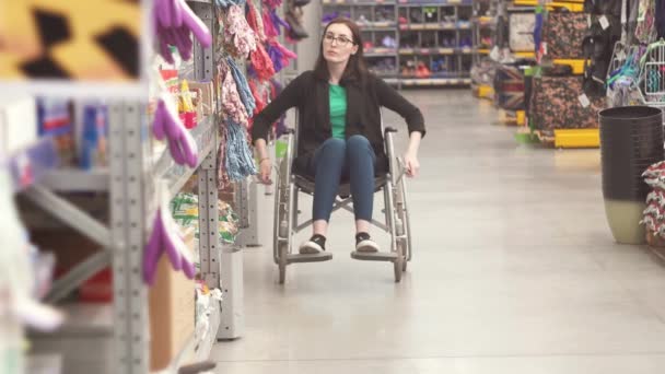 Portret van een vrouw met een handicap dragen in een rolstoel in het winkelcentrum - Video