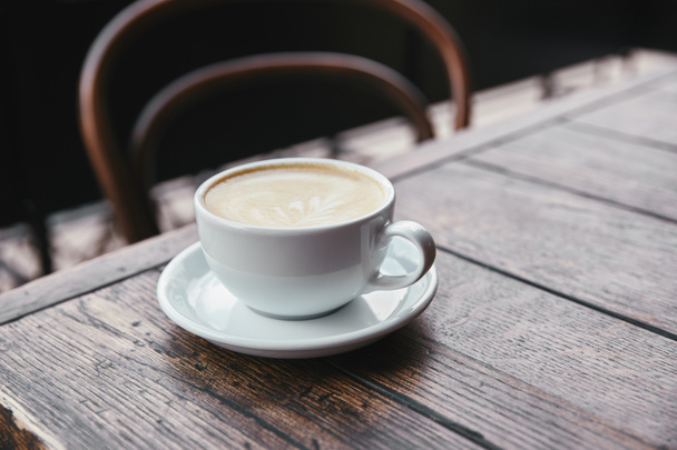 plan rapproché de tasse de café frais sur une table en bois rustique au restaurant
 - Photo, image