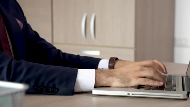 Businessman hands in close up typing on computer keyboard - Metraje, vídeo