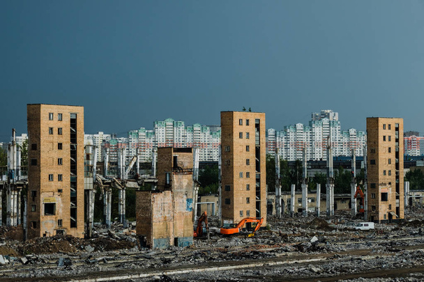Moskau, Russland - 5. August 2018: Die Ruine der ehemaligen Fabrik, in der Kühlschränke und Autos hergestellt wurden. - Foto, Bild