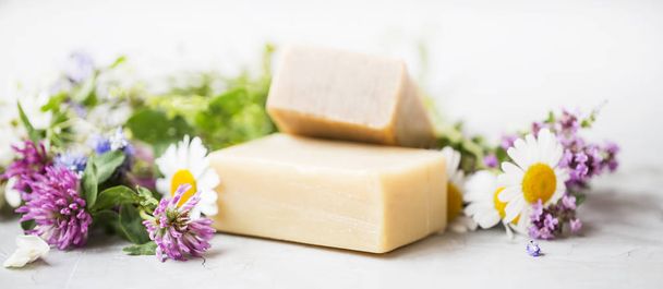 Soin de la peau bio avec des barres de savon naturelles faites main avec des plantes médicinales et des extraits de fleurs ou d'huiles essentielles - Photo, image