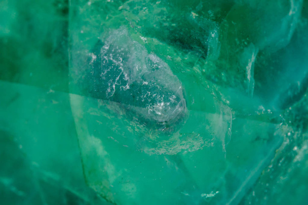 Makro-Mineralstein Fluorit-Kristall auf schwarzem Hintergrund Nahaufnahme - Foto, Bild