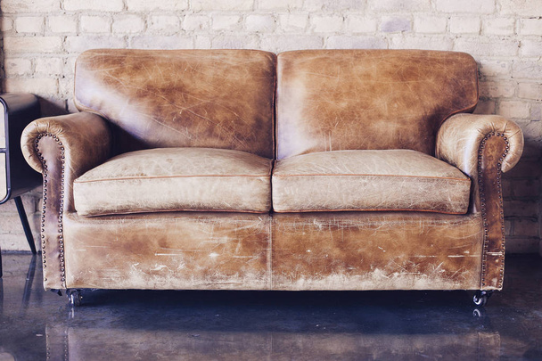Beautiful living room with vintage style  leather sofa - Φωτογραφία, εικόνα