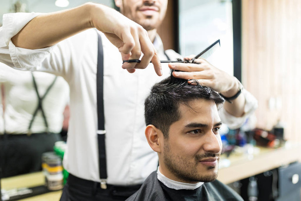 Keskiosa ammatillinen parturi antaa aliarvostus mies shop
 - Valokuva, kuva