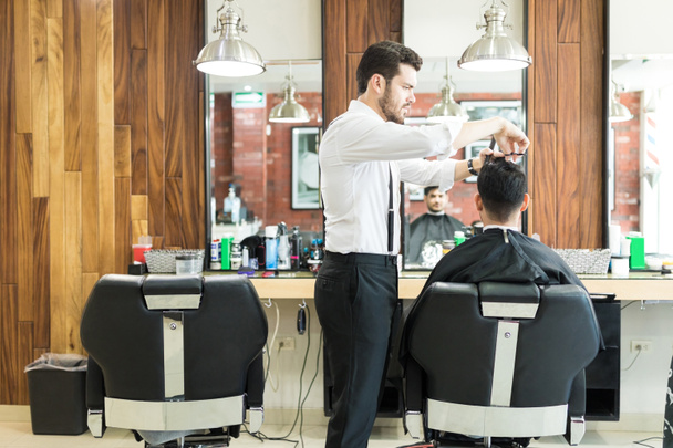 Cabeleireiro profissional styling o cabelo do cliente masculino no salão
 - Foto, Imagem