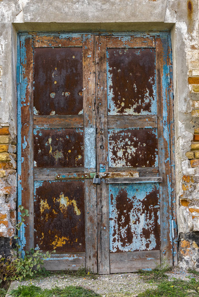 Eski mimari detaylar - paslı kapı ile küçük paslı asma kilit kilitli bina bir antik - Fotoğraf, Görsel