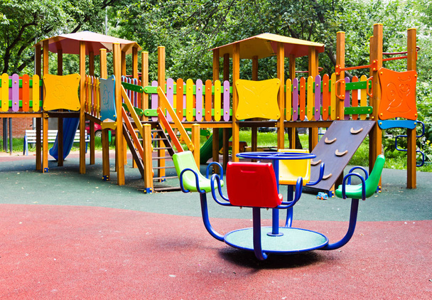 Детская игровая площадка в городском парке летом
. - Фото, изображение