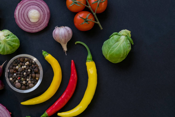 Λαχανικά ωμά συστατικά για το μαγείρεμα, κουτάλι σε ρουστίκ μαύρη κιμωλία Συμβούλιο φόντο. Υγιείς, καθαρό φαγητό έννοια. Δωρεάν διατροφή vegan ή γλουτένη. Χώρο για το κείμενο. Το Top view. Πλαίσιο των τροφίμων - Φωτογραφία, εικόνα