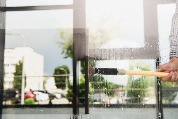 обрезанный кадр моющего окна с моющим средством и водой
 - Фото, изображение
