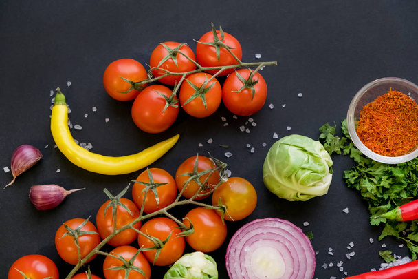 Primo piano di spezie colorate e verdure fresche per cucinare su sfondo di metallo scuro con spazio per il testo. Vista dall'alto. Bio ingredienti alimentari sani
. - Foto, immagini