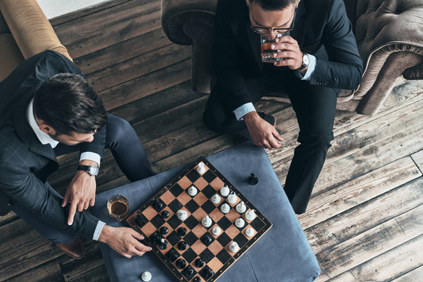 top view of men playing chess and drinking whiskey - Foto, Imagen