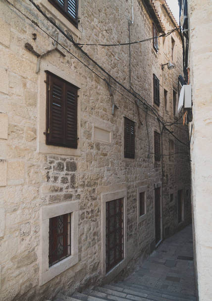Hermosa calle antigua estrecha en Split, Croacia
. - Foto, imagen