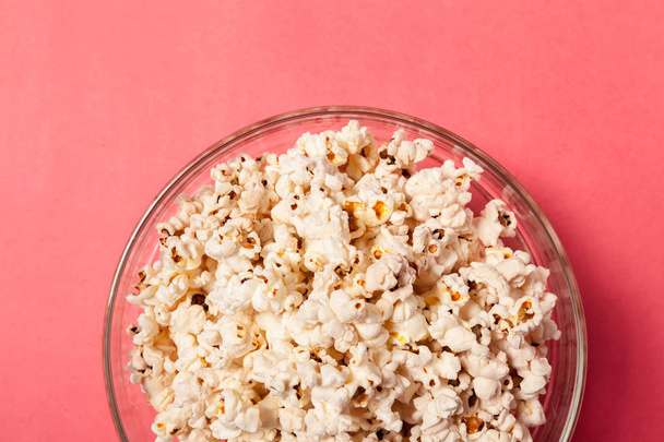 popcorn on color background - Фото, изображение