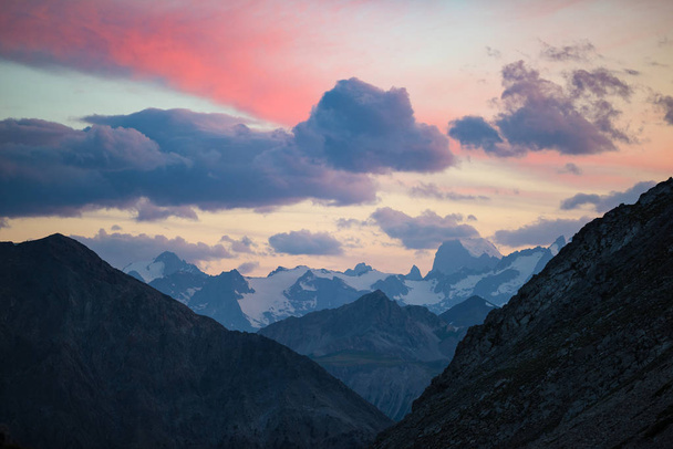 Los Alpes al amanecer. Cielo colorido majestuosos picos, valles dramáticos, montañas rocosas. Vista expansiva desde arriba
. - Foto, imagen