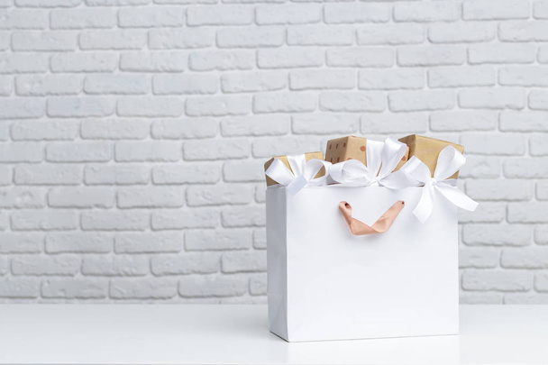 Gift box in paper shopping bag - Foto, immagini