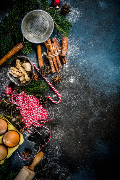 Різдвяний випічка фон з інгредієнтами для приготування різдвяної випічки, темно-синій фон, вид зверху
 - Фото, зображення