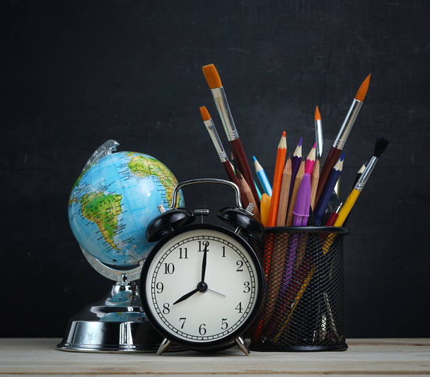 Мировой глобус, школьные стационарные часы и часы на доске
 - Фото, изображение