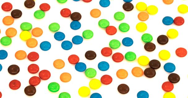 白い背景で隔離のチョコレートお菓子の形をしたカラフルなボタン - 写真・画像