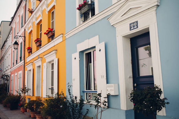 Ulica widok zewnętrzny kolorowy dom - Zdjęcie, obraz