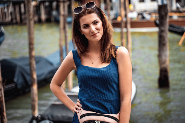 Chica adulta sonriendo y posando en Venezia
. - Foto, Imagen