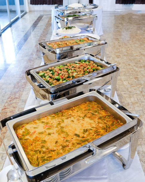 Εσωτερικη countertop θερμοθάλαμο και πιάτο στο τραπέζι, catering έννοια - Φωτογραφία, εικόνα