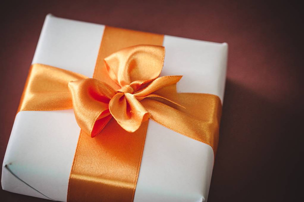 Cute gift box  with ribbon and bow - Valokuva, kuva