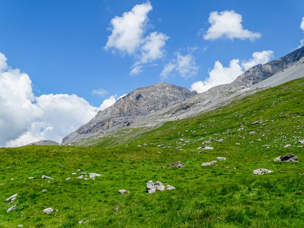 Traumhafte Landschaft auf Hochgebirgsroute durch den Gemmipass in der Schweiz, Europa - Foto, Bild