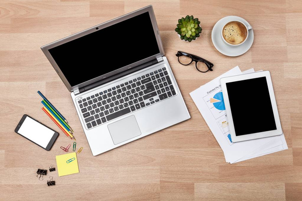 Local de trabalho moderno com laptop e papelaria vista superior
  - Foto, Imagem