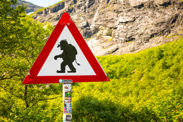Sirgn Cuidado con los trolls en la carretera trollstigen, Noruega
 - Foto, imagen