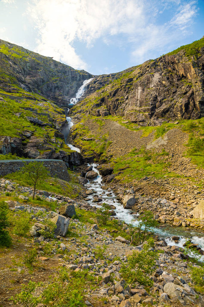 Trollstigen ロード、ノルウェーの Stigfossen 滝 - 写真・画像