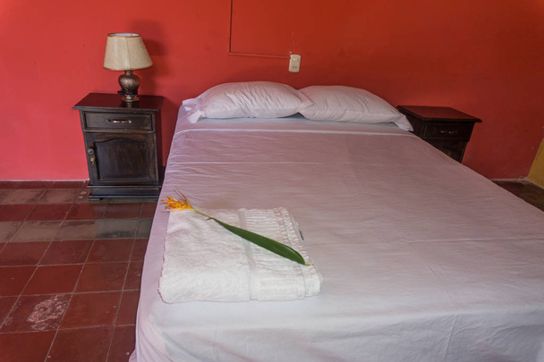 albergue dormitório quarto, cor branca, cor branca
 - Foto, Imagem