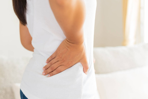 Закрыть женщину с болью в спине. Концепция здравоохранения и болей в спине
. - Фото, изображение