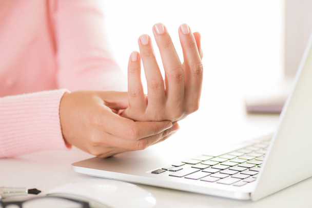Mulher de close-up segurando sua dor de pulso de usar computador. Síndrome de escritório dor de mão por doença ocupacional
. - Foto, Imagem