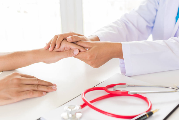 Docteur tenant la main du patient. Concept de médecine et de soins de santé. Médecin et patient
. - Photo, image