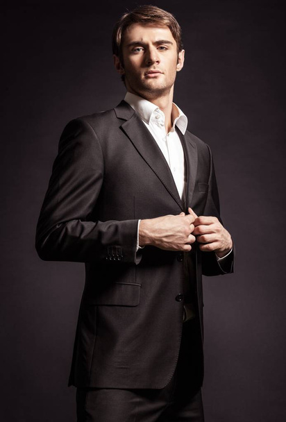 Attractive confident man wearing elegant suit - Foto, afbeelding